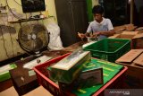 Pekerja mengemas jenang kelapa di industri rumahan jenang kelapa muda Denanyar, Jombang, Jawa Timur, Jumat (24/5/2019). Jelang lebaran dalam sehari industri jenang kelapa rumahan ini mampu memproduksi 6 kuintal jenang dan dijual Rp33 ribu per kg. Antara Jatim/Syaiful Arif/Zk