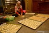 Warga menyelesaikan pesanan kue kering di industri rumahan kue Desa Tunggorono, Jombang, Jawa Timur, Jumat (24/5/2019). Bulan Ramadhan, menjadi berkah tersendiri bagi penjual kue kering di Jombang, jelang lebaran permintaan meningkat hingga 100 persen lebih. Mereka pun mengaku kewalahan hingga harus menolak pesanan kue kering yang dijual mulai Rp25 ribu-Rp50 ribu per toples. Antara Jatim/Syaiful Arif/zk.