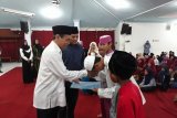 Wali Kota Kediri Abdullah Abu Bakar saat menyerahkan santunan pada anak yatim di Balai Kota Kediri, Jawa Timur, Sabtu (25/5) petang. Pemerintah Kota Kediri, menyalurkan santunan untuk 150 anak yatim dari barbagai lokasi di kota ini, dengan harapan bisa dimanfaatkan untuk persiapan kebutuhan anak itu menjelang Lebaran 2019. Antara Jatim/Asmaul Chusna/zk.