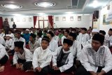 Anak-anak yatim menghadiri acara pemberian santunan di Balai Kota Kediri, Jawa Timur, Sabtu (25/5) petang. Pemerintah Kota Kediri, menyalurkan santunan untuk 150 anak yatim dari barbagai lokasi di kota ini, dengan harapan bisa dimanfaatkan untuk persiapan kebutuhan anak itu menjelang Lebaran 2019. Antara Jatim/Asmaul Chusna/zk.