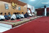 Wali Kota Kediri Abdullah Abu Bakar saat menyerahkan santunan pada anak yatim di Balai Kota Kediri, Jawa Timur, Sabtu (25/5) petang. Pemerintah Kota Kediri, menyalurkan santunan untuk 150 anak yatim dari barbagai lokasi di kota ini, dengan harapan bisa dimanfaatkan untuk persiapan kebutuhan anak itu menjelang Lebaran 2019. Antara Jatim/Asmaul Chusna/zk.