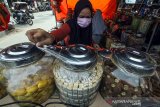 Penjual melayani pembeli kue kering di pusat pasar kuliner Lhokseumawe, Aceh, Sabtu (25/5/2019). Penjualan berbagai jenis kue produksi ibu rumah tangga untuk Lebaran Idul Fitri 1440 H dari harga Rp40.000 - Rp140.000 per kg itu mulai meningkat di Kota itu. (Antara Aceh/Rahmad)