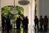 Jokowi bertemu BJ Habibie. Presiden Joko Widodo bertemu BJ Habibie di Istana Merdeka Jakarta