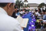 Sejumlah anak-anak mengaji saat menunggu waktu berbuka puasa pada kegiatan Buka Puasa Bersama On The Street (Bubos) 2019 di Bandung, Jawa Barat, Sabtu (25/5/2019). Kegiatan yang melibatkan sekitar 10 ribu warga di seluruh Jawa barat tersebut bertujuan untuk mendalami makna indahnya berbagi, kebersamaan dan wadah merayakan kerukunan umat beragama. ANTARA JABAR/M Agung Rajasa/agr