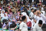 Ribuan warga menunggu waktu berbuka puasa saat menghadiri Buka Puasa Bersama On The Street (Bubos) 2019 di Bandung, Jawa Barat, Sabtu (25/5/2019). Kegiatan yang melibatkan sekitar 10 ribu warga di seluruh Jawa barat tersebut bertujuan untuk mendalami makna indahnya berbagi, kebersamaan dan wadah merayakan kerukunan umat beragama. ANTARA JABAR/M Agung Rajasa/agr