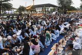 Ribuan warga menunggu waktu berbuka puasa saat menghadiri Buka Puasa Bersama On The Street (Bubos) 2019 di Bandung, Jawa Barat, Sabtu (25/5/2019). Kegiatan yang melibatkan sekitar 10 ribu warga di seluruh Jawa barat tersebut bertujuan untuk mendalami makna indahnya berbagi, kebersamaan dan wadah merayakan kerukunan umat beragama. ANTARA JABAR/M Agung Rajasa/agr