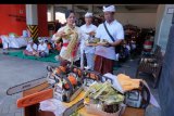 Pegawai BPBD Kota Denpasar memercikan air suci ke peralatan dalam persembahyangan Hari Tumpek Landep di Denpasar, Bali, Sabtu (25/5/2019). Hari Tumpek Landep merupakan upacara pembersihan dan penyucian untuk persenjataan atau peralatan tajam sebagai simbolis permohonan ketajaman pikiran manusia. ANTARA FOTO/Nyoman Hendra Wibowo/nym