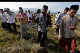 Warga membawa serta ternak ayam dalam sangkar saat melaksanakan sholat meminta hujan (Istisqa) di area persawahan Desa Lamlhom, Aceh Besar, Aceh, Sabtu (25/5/2019). Sholat Istisqa dilaksanakan untuk memohon kepada Allah SWT agar menurunkan hujan guna mengatasi kekeringan akibat musim kemarau yang telah berdampak terhadap gagalnya musim tanam dan kriris air bersih sejak tiga bulan terakhir. ANTARA FOTO/Irwansyah Putra/nym.