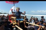 Pemenang kategori pria kejuaraan selancar dunia Corona Bali Protected asal Jepang Kanoa Igarashi meluapkan kegembiraaan usai babak Final di Pantai Keramas, Gianyar, Bali, Sabtu (25/5/2019). Kanoa Igarashi menjadi pemenang kejuaraan yang merupakan seri ketiga Liga Selancar Dunia atau World Surf League (WSL) Champions Tour 2019 tersebut setelah berhasil mengalahkan peselancar asal Perancis Jeremy Flores. ANTARA FOTO/Fikri Yusuf/nym.