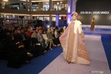 Model membawakan busana rancangan kolaborasi Gita Orlin dan Sarung Mangga saat peragaan busana bertajuk Blissful Ramadhan di Surabaya, Jawa Timur, Sabtu (25/5/2019). Peragaan busana yang digelar Asosiasi Perancang Pengusaha Mode Indonesia (APPMI) Jawa Timur tersebut bertujuan untuk memperkenalkan sekaligus memasarkan produk-produk busana muslim para desainer kepada masyarakat sebagai pilihan dalam menyambut bulan Ramadhan dan Idul Fitri 1440 H. Antara Jatim/Moch Asim/zk.