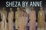 Model membawakan busana rancangan Sheza by Anne saat peragaan busana bertajuk Blissful Ramadhan di Surabaya, Jawa Timur, Sabtu (25/5/2019). Peragaan busana yang digelar Asosiasi Perancang Pengusaha Mode Indonesia (APPMI) Jawa Timur tersebut bertujuan untuk memperkenalkan sekaligus memasarkan produk-produk busana muslim para desainer kepada masyarakat sebagai pilihan dalam menyambut bulan Ramadhan dan Idul Fitri 1440 H. Antara Jatim/Moch Asim/zk.