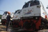 Petugas kebersihan mencuci lokomotif  di Depo PT KAI, Stasiun Kotabaru, Malang, Jawa Timur, Sabtu (25/5/2019). Perawatan tersebut dilakukan untuk memastikan seluruh armada angkutan kereta api aman digunakan saat mudik lebaran. Antara Jatim/Ari Bowo Sucipto/zk.