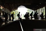 Santri dari berbagai Pondok Pesantren menunggu kedatangan KA Gaya Baru Malam di Stasiun Jombang, Jawa Timur, Sabtu (25/5/2019). Ratusan santri dari sejumlah pondok pesantren (ponpes) di Kabupaten Jombang, mulai mudik ke kampung halaman lebih awal menggunakan moda transportasi Kereta Api karena berbarengan dengan jadwal libur pesantren yang sudah dimulai hari ini. Antara Jatim/Syaiful Arif/zk.