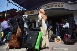 Santri dari berbagai Pondok Pesantren menunggu kedatangan KA Gaya Baru Malam di Stasiun Jombang, Jawa Timur, Sabtu (25/5/2019). Ratusan santri dari sejumlah pondok pesantren (ponpes) di Kabupaten Jombang, mulai mudik ke kampung halaman lebih awal menggunakan moda transportasi Kereta Api karena berbarengan dengan jadwal libur pesantren yang sudah dimulai hari ini. Antara Jatim/Syaiful Arif/zk.