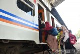 Santri dari berbagai Pondok Pesantren menunggu kedatangan KA Gaya Baru Malam di Stasiun Jombang, Jawa Timur, Sabtu (25/5/2019). Ratusan santri dari sejumlah pondok pesantren (ponpes) di Kabupaten Jombang, mulai mudik ke kampung halaman lebih awal menggunakan moda transportasi Kereta Api karena berbarengan dengan jadwal libur pesantren yang sudah dimulai hari ini. Antara Jatim/Syaiful Arif/zk.