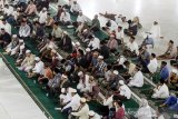 Umat muslim membaca Alquran dan melaksanakan salat sunat di dalam Agung Islamic Center Lhokseumawe, Aceh, Minggu (26/5/2019) dini hari. Memasuki sepuluh hari terakhir Ramadhan, umat muslim memperbanyak amalan shalat sunnat, membaca Al-Qur’an, bertasbih, bertahmid, bertahlil, bertakbir, istighfar, shalawat Nabi, doa dan tafakkur sebagai momentum mengharapkan kemuliaan malam Lailatulkadar atau malam lebih baik dari 1000 bulan. (Antara Aceh/Rahmad)