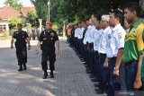 Peserta mengikuti Apel Gelar Pasukan Pengamanan Angkutan Lebaran Kereta Api 2019 di halaman kantor PT KAI Daerah Operasional (Daop) 7 Madiun, Jawa Timur, Minggu (26/5/2019). Selama masa angkutan lebaran 26 Mei hingga 16 Juni, PT KAI Daop 7 Madiun mengerahkan 132 personel keamanan dari TNI, Polri, Brimob, Unit K9, dan 1.842 petugas dari PT KAI, PMI, satpam, komunitas pecinta kereta api. Antara Jatim/Siswowidodo/zk.