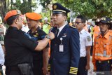 Vice President PT KAI Daerah Operasional (Daop) 7 Madiun Wisnu Pramudyo (kiri) menyematkan pita pada peserta Apel Gelar Pasukan Pengamanan Angkutan Lebaran Kereta Api 2019 di halaman kantor PT KAI Daerah Operasional (Daop) 7 Madiun, Jawa Timur, Minggu (26/5/2019). Selama masa angkutan lebaran 26 Mei hingga 16 Juni, PT KAI Daop 7 Madiun mengerahkan 132 personel keamanan dari TNI, Polri, Brimob, Unit K9, dan 1.842 petugas dari PT KAI, PMI, satpam, komunitas pecinta kereta api. Antara Jatim/Siswowidodo/zk.