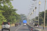 Pengendara melintasi sekitar lampu Penerangan Jalan Umum (PJU) di jalur Pantura Lohbener, Indramayu, Jawa Barat, Minggu (26/5/2019). Ratusan lampu Penerangan Jalan Umum (PJU) di Jalur Pantura tersebut tak berfungsi sehingga jika malam hari jalur tersebut gelap gulita dan rawan tindak kriminal. ANTARA JABAR/Dedhez Anggara/agr