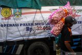 Warga mengangkat bawang putih saat operasi pasar  murah bawang putih di pasar baru Porong, Sidoarjo, Jawa Timur, Rabu (22/5/2019). Operasi pasar yang digelar Kementerian Pertanian bersama Kementerian Perdagangan serta Pemerintah Provinsi Jawa Timur dan Bulog tersebut bertujuan untuk menstabilkan harga bahan pokok, terutama harga bawang putih. Antara Jatim/Umarul Faruq/zk.