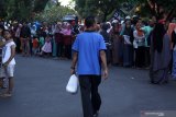 Warga mengantri untuk membeli bahan pokok di pasar murah di Parkir Timur Gedung Olahraga, Sidoarjo, Jawa Timur,  Sabtu (25/5/2019). Pasar murah yang menjual berbagai kebutuhan pokok yang digelar Pemerintah Kabupaten Sidoarjo bertujuan untuk mengendalikan serta menstabilkan harga sembako menjelang lebaran 2019. Antara Jatim/Umarul Faruq/zk.