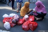 Warga membeli bahan pokok di pasar murah di Parkir Timur Gedung Olahraga, Sidoarjo, Jawa Timur,  Sabtu (25/5/2019). Pasar murah yang menjual berbagai kebutuhan pokok yang digelar Pemerintah Kabupaten Sidoarjo bertujuan untuk mengendalikan serta menstabilkan harga sembako menjelang lebaran 2019. Antara Jatim/Umarul Faruq/zk.