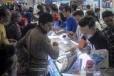 Suasana jual beli smartphone di Bandung Electronic Center (BEC), Bandung, Jawa Barat, Minggu (26/5/2019). Pekerja menyatakan pascapembagian THR dan jelang Idul Fitri 1440 H penjualan smartphone di BEC rata-rata gerai mengalami peningkatan sebanyak 30 persen atau dapat menjual 70 smartphone perhari dibandingkan pekan pertama Ramadhan yang hanya menjual 45 smartphone perhari. ANTARA JABAR/Raisan Al Farisi/agr