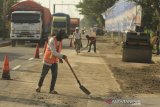 Pekerja menyelesaikan perbaikan baju jalan di jalur pantura Widasari, Indramayu, Jawa Barat, Minggu (26/5/2019). Perbaikan bahu jalan tersebut untuk meningkatkan keselamatan dan kenyamanan saat arus mudik mendatang. ANTARA JABAR/Dedhez Anggara/agr
