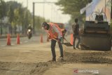 Pekerja menyelesaikan perbaikan baju jalan di jalur pantura Widasari, Indramayu, Jawa Barat, Minggu (26/5/2019). Perbaikan bahu jalan tersebut untuk meningkatkan keselamatan dan kenyamanan saat arus mudik mendatang. ANTARA JABAR/Dedhez Anggara/agr