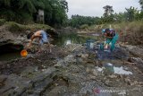 Warga mengambil air di sumur buatan di Sungai Cibeet, kampung Jatimulya, Desa Wanakerta, Telukjambe Barat, Karawang, Jawa Barat, Minggu (26/5/2019). Warga di wilayah tersebut membuat sumur buatan untuk menghindari aliran sungai yang tercemar endapan limbah pabrik yang mengakibatkan air keruh, bau menyengat serta merusak ekosistem sungai. ANTARA JABAR/M Ibnu Chazar/agr