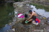 Warga membuat sumur buatan di Sungai Cibeet, kampung Jatimulya, Desa Wanakerta, Telukjambe Barat, Karawang, Jawa Barat, Minggu (26/5/2019). Warga di wilayah tersebut membuat sumur buatan untuk menghindari aliran sungai yang tercemar endapan limbah pabrik yang mengakibatkan air keruh, bau menyengat serta merusak ekosistem sungai. ANTARA JABAR/M Ibnu Chazar/agr