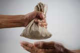 Berzakat lebih baik ke orang lain atau kerabat sendiri?