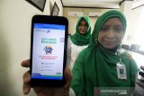 Petugas Badan Penyelenggara Jaminan Sosial (BPJS) menunjukkan Aplikasi Mudik BPJS Kesehatan di Lhokseumawe, Aceh, Senin (27/6/2019). Selain meluncurkan Aplikasi Mudik BPJS Kesehatan 2019 yang dapat didownload secara gratis di Google Play Store untuk perangkat Android, BPJS Kesehatan memprioritaskan pelayanan kesehatan peserta Jaminan Kesehatan Nasional “Kartu Indonesia Sehat” (JKN-KIS) menjelang masa libur lebaran tahun 2019 mulai H-7 sampai H+7 Lebaran 2019 (29 Mei - 13 Juni) dan menerima pengobatan di setiap Unit Gawat Darurat (UGD) setiap rumah sakit mitra BPJS tanpa mempersyaratkan surat rujukan. (Antara Aceh/Rahmad)