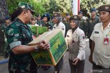 Komandan Lanud Iswahjudi Marsekal Pertama TNI Widyargo Ikoputra (kiri) menyerahkan bingkisan Hari Raya Idul Fitri kepada perwakilan anggota Lanud Iswahjudi di lapangan upacara Lanud Iswahjudi Magetan, Jawa Timur, Senin (27/5/2019). Pemberian bingkisan kepada anggota tersebut sebagai ungkapan rasa syukur dan apresiasi kepada anggotanya. Antara Jatim/Siswowidodo/zk.