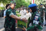 Komandan Lanud Iswahjudi Marsekal Pertama TNI Widyargo Ikoputra (kiri) menyerahkan bingkisan Hari Raya Idul Fitri kepada perwakilan anggota Lanud Iswahjudi di lapangan upacara Lanud Iswahjudi Magetan, Jawa Timur, Senin (27/5/2019). Pemberian bingkisan kepada anggota tersebut sebagai ungkapan rasa syukur dan apresiasi kepada anggotanya. Antara Jatim/Siswowidodo/zk.