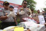 Kapolresta Kediri Anthon Haryadi (tengah) memperlihatkan barang bukti petasan saat rilis hasil Operasi Pekat Semeru 2019 di Polresta Kediri, Jawa Timur, Senin (27/5/2019). Operasi selama 12 hari guna menjaga suasana kondusif pada bulan ramadhan tersebut berhasil mengungkap 51 kasus dan mengamankan 54 tersangka. Antara Jatim/Prasetia Fauzani/zk.