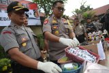 Kapolresta Kediri Anthon Haryadi (ke dua kiri) memperlihatkan barang bukti petasan saat rilis hasil Operasi Pekat Semeru 2019 di Polresta Kediri, Jawa Timur, Senin (27/5/2019). Operasi selama 12 hari guna menjaga suasana kondusif pada bulan ramadhan tersebut berhasil mengungkap 51 kasus dan mengamankan 54 tersangka. Antara Jatim/Prasetia Fauzani/zk.