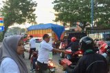 BPJS Ketenagakerjaan Maros  bagi takjil kepada pengguna jalan