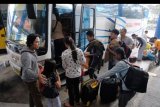 Pemudik antre masuk bus di Terminal Mengwi, Badung, Bali, Senin (27/5/2019). Menjelang Hari Raya Idul Fitri 1440 H, sejumlah warga memilih mudik lebih awal untuk menghindari kemacetan di Pelabuhan Gilimanuk, Jembrana, Bali, karena diperkirakan puncak mudik terjadi pada Sabtu (1/6) mendatang. ANTARA FOTO/Nyoman Hendra Wibowo/nym.