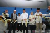 Direktur Utama PT Angkasa Pura I Faik Fahmi (tengah) bersama jajarannya meresmikan Masjid Nur Rahman di kawasan proyek pengembangan Bandara Syamsuddin Noor Banjarmasin, Kalimantan Selatan, Senin (27/5/2019).PT Angkasa Pura I meresmikan Masjid Nur Rahman yang dapat menampung 1188 Jamaah.Foto Antaranews Kalsel/Bayu Pratama S.