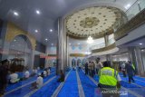 Suasana di Masjid Nur Rahman di kawasan proyek pengembangan Bandara Syamsuddin Noor Banjarmasin, Kalimantan Selatan, Senin (27/5/2019).PT Angkasa Pura I meresmikan Masjid Nur Rahman yang dapat menampung 1188 Jamaah.Foto Antaranews Kalsel/Bayu Pratama S.