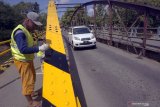 Pekerja melakukan pengecatan konstruksi jembatan bailey di jalan lingkar Trenggalek, Trenggalek, Jawa Timur, Rabu (22/5/2019). Pengecatan itu dalam rangka perawatan rutin sekaligus persiapan infrastruktur jalan-jembatan menjelang arus mudik/balik Lebaran 1440 H. Antara Jatim/Destyan Sujarwoko/zk.