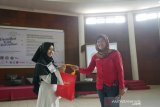 Regional Sales Manager, Unirama (Lezza), Yuni Siswanti, memberikan hadiah kepada peserta Pesantren Kilat Ramadhan 2019 yang digagas bersama Serikat Pekerja Perum LKBN ANTARA, SEAMEO BIOTROP dan para pihak, didukung Otoritas Jasa Keuangan (OJK), Rumah Sakit Pelni, Star Energy, Yayasan Baitul Maal (YBM) BRI, Taman Safari Indonesia (TSI), Tiga Roda (Indocement), Batamindo Investment-Cakrawala, Cibinong Center Industrial Estate (CCIE), PT Anpa, BPJS Kesehatan, BPJS Ketenagakerjaan, Faber Castell, Indofood, Alfamart, UNITEX, Lezza, dan The Jungle Waterpark. (Megapolitan.Antaranews.Com/Foto: Rizky Fazriansyah).