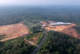 
Foto udara Jalan Lintas Timur Sumatera di Mestong, Muarojambi, Jambi, Rabu (22/5/2019). Jalur lintas timur tersebut bisa digunakan pemudik dari arah Palembang, Sumsel tujuan Jambi dan Pekanbaru, Riau atau sebaliknya. ANTARA FOTO/Wahdi Septiawan/aww.