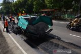 Pekerja melakukan perbaikan jalan Provinsi di Jombang, Jawa Timur, Senin (27/5/2019). Perbaikan jalan raya Provinsi Jombang-Kediri tersebut untuk memperlancar arus mudik dan balik Lebaran. Antara Jatim/Syaiful Arif/zk.