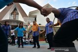 Guru SD Kristen bermain bersama dalam Ramadhan Warna Warni di SD Petra Jombang, Jawa Timur, Senin (27/5/2019). Kegiatan diselenggarakan oleh Jaringan Sekolah Pancasila diikuti oleh siswa SD Kristen Petra, SD Katolik Wijana, SD Negeri Grogol 2, dan MI Islamiyyah Plosogenuk Jombang diselengarakan agar tercipta nilai-nilai keberagaman dan toleransi. Antara Jatim/Syaiful Arif/zk.