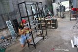 Pekerja menyelesaikan pembuatan rak piring aluminium di Mojosongo, Diwek, Jombang, Jawa Timur, Senin (27/5/2019). Lemari pakaian aluminium tersebut dijual mulai Rp1 juta-Rp2,5 juta sedangkan rak piring mulai Rp800 ribu-Rp1,5 juta per buah. Antara Jatim/Syaiful Arif/zk.