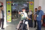 Beli Pertamax, tukang ojek bawa pulang Harley Davidson