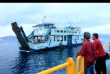 Kapal ferry mengangkut penumpang di Pelabuhan Ketapang, Banyuwangi, Jawa Timur, Selasa (28/5/2019). Arus pemudik di pelabuhan tersebut terpantau mulai ramai namun masih lancar. ANTARA FOTO/Budi Candra Setya/nym.