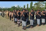 Sejumlah petugas pengamananan adat Bali atau Pecalang memberi penghormatan saat mengikuti gelar pasukan Operasi Ketupat Agung 2019 di Denpasar, Bali, Selasa (28/5/2019). Pengamanan Idul Fitri 1440 H di Bali melibatkan sebanyak 3.191 personel gabungan yang berfokus melakukan pengamanan di sejumlah potensi kerawanan seperti pengamanan jalur mudik, rumah kosong yang ditinggal mudik oleh penghuninya serta di berbagai kawasan wisata. ANTARA FOTO/Fikri Yusuf/nym